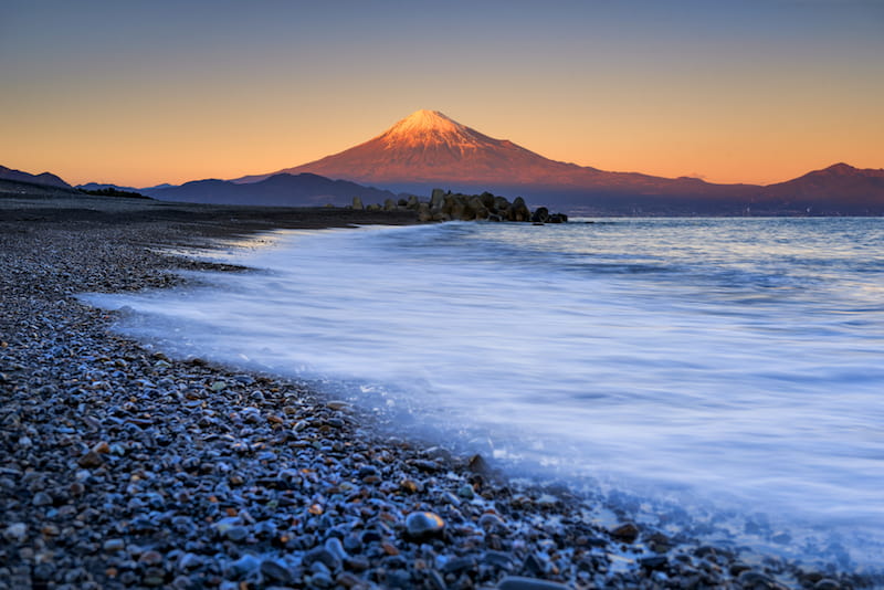 三保の松原から富士山を眺めた写真