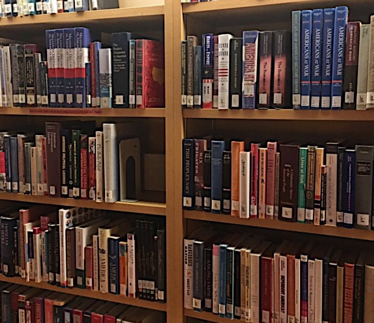 国際教養大学の図書館の本棚