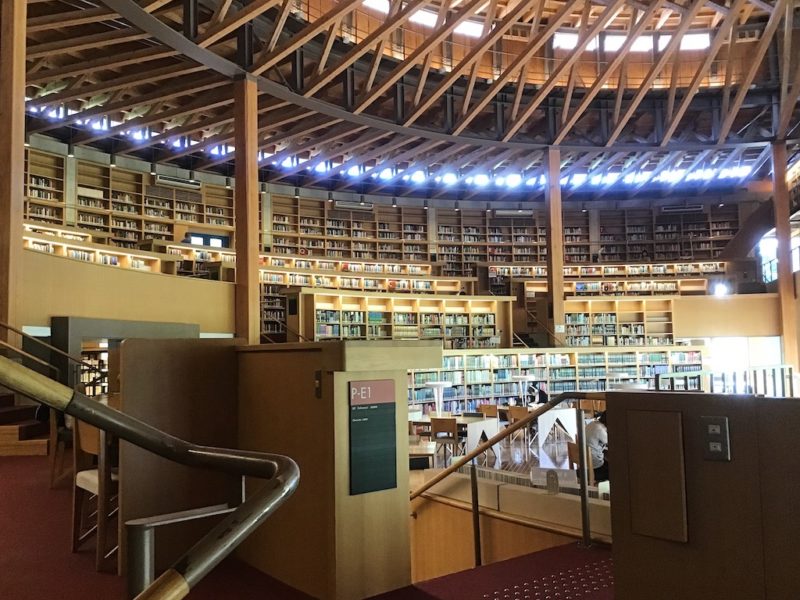 秋田の国際教養大学の図書館
