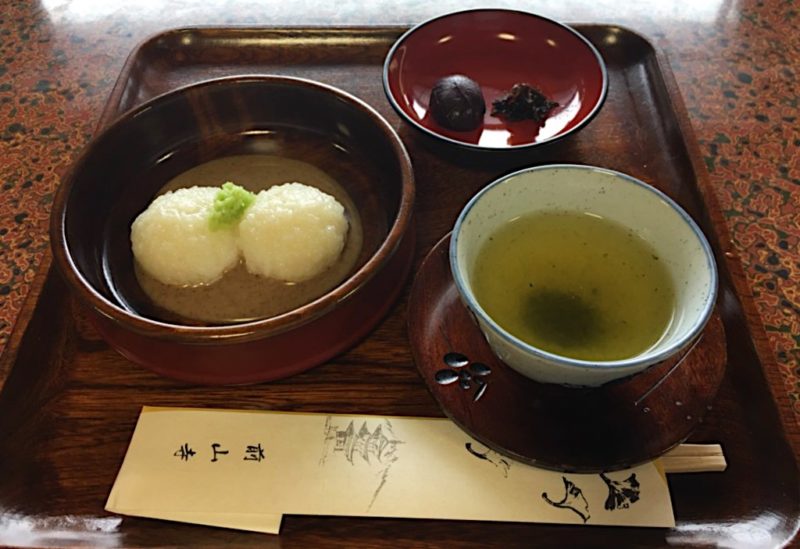 前山寺のおはぎとお茶